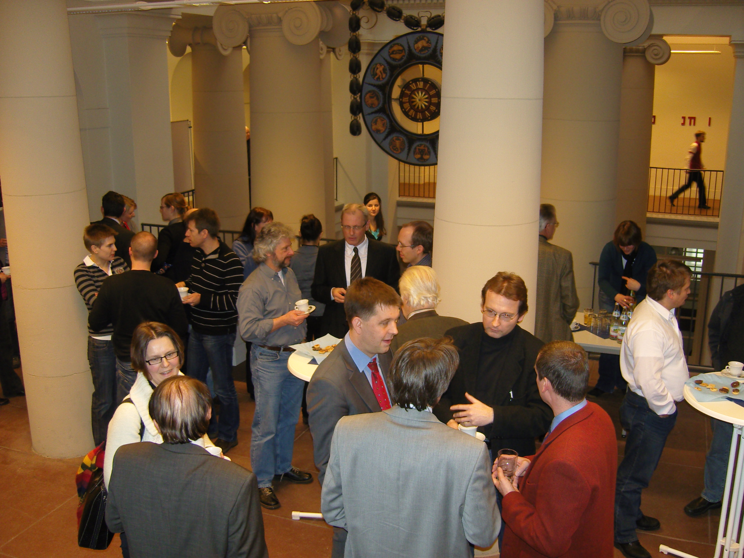 Besucher im Foyer des alten Bauing.-Gebäudes