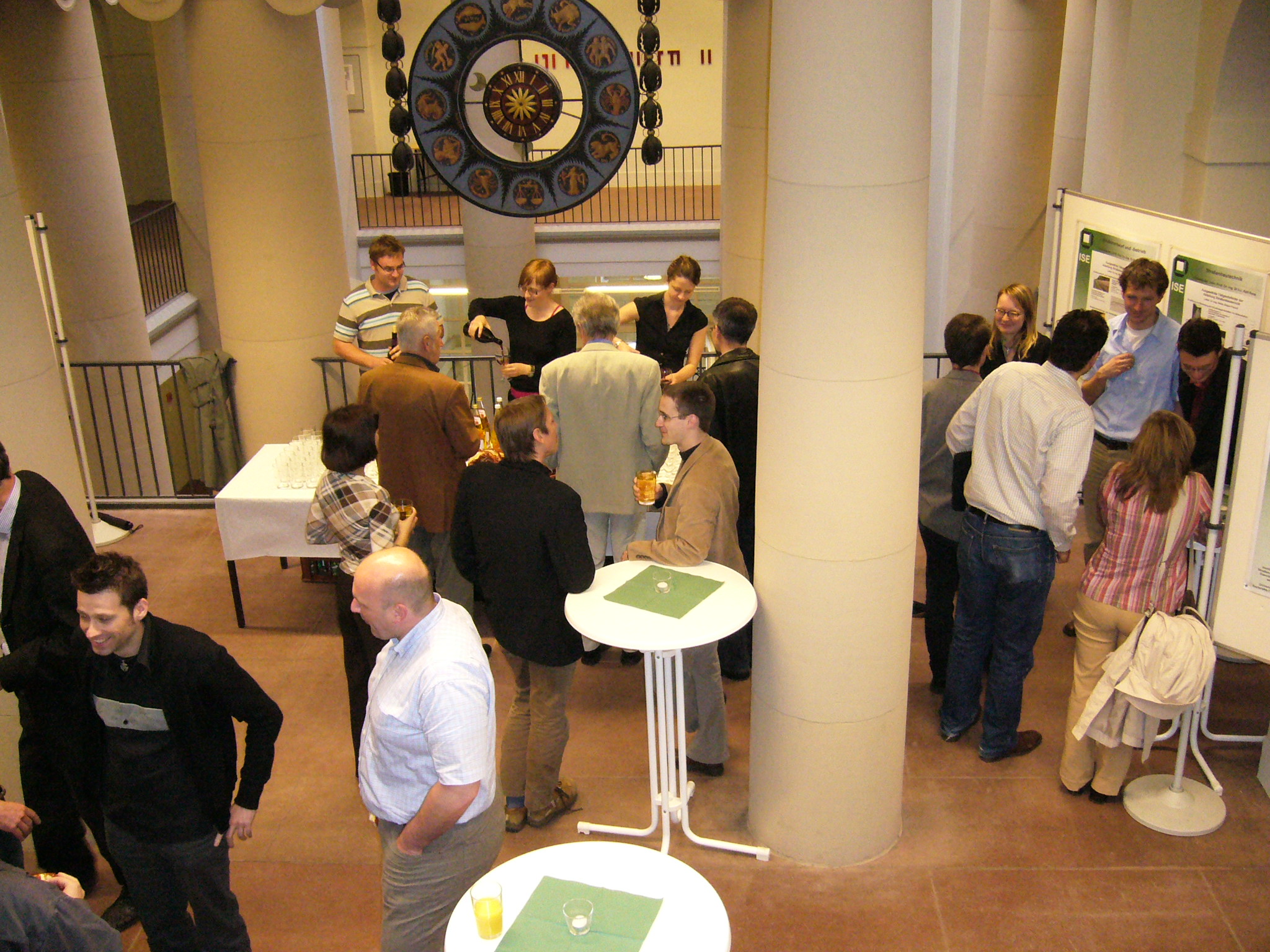 Besucher im Foyer des Alten Bauing.-Gebäudes