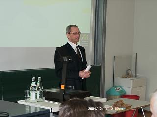 Herr Roos beim Vortragen