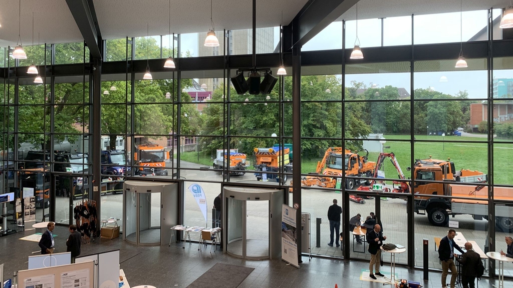 Bild auf Fachausstellung beim Kolloquium Straßenbetrieb 2025