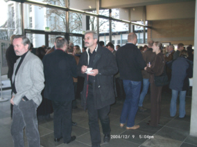 Besucher im Foyer des Neuen Bauing.-Gebäudes