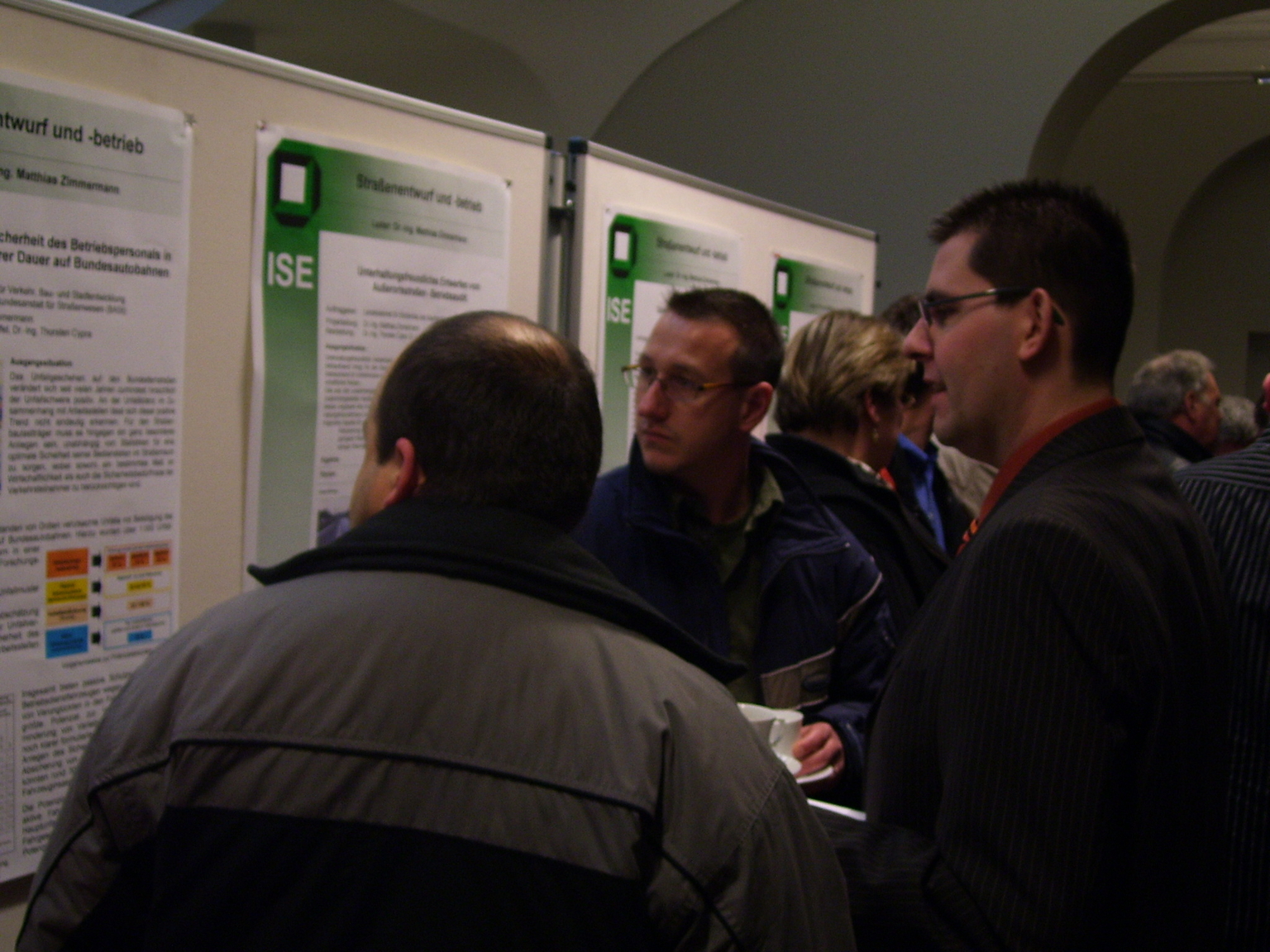 Besucher vor Plakatwänden